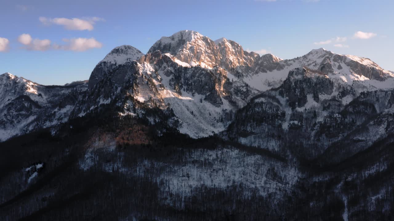 aéreo - hermoso invierno nevado en las montañas, kolasin, montenegro, adelante
