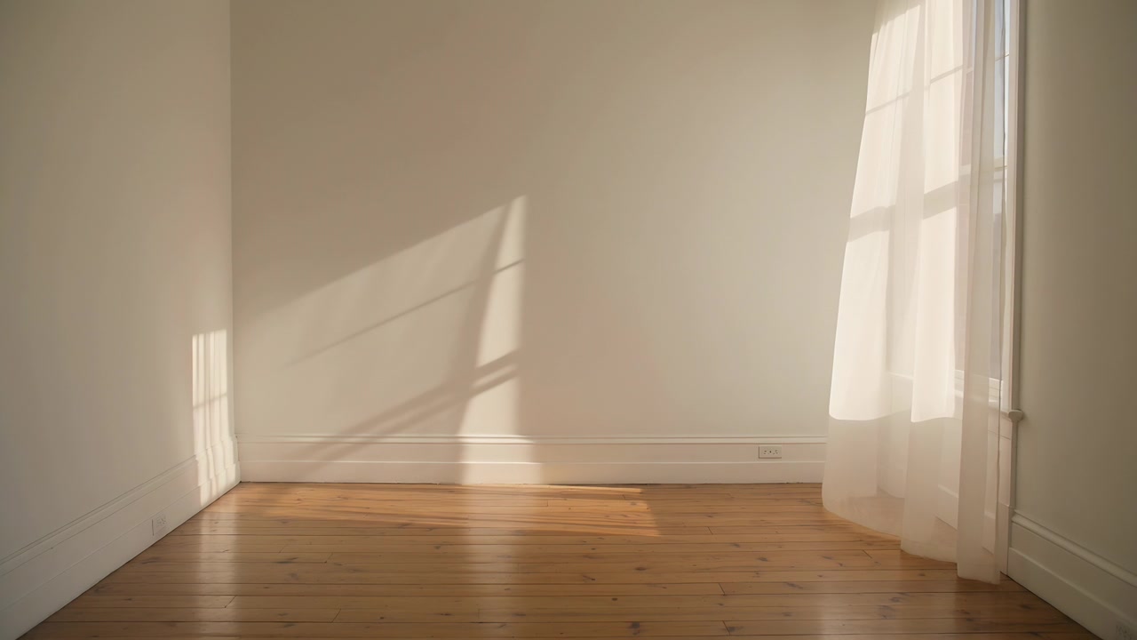 Luce solare mutevole che si muove su parete e pavimento in una stanza vuota dopo l'inclinazione del sole, tenda trasparente che ondeggia
