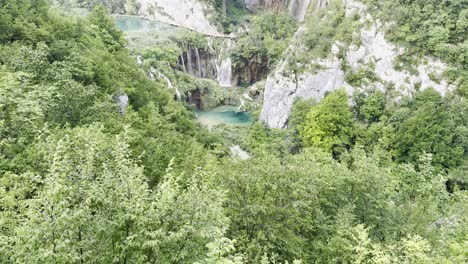 vista desde el punto de vista principal a las cascadas en el parque nacional de los lagos plitvice