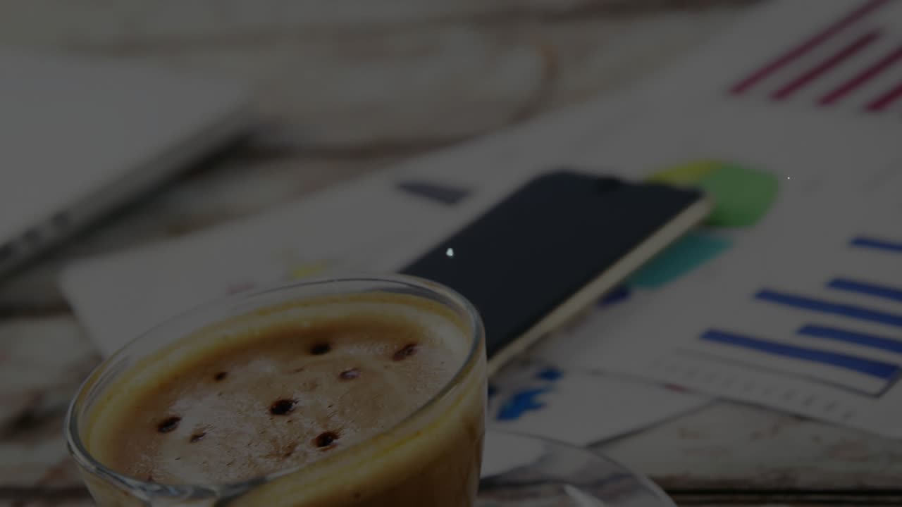 Nodo luminoso che emerge sopra la tazza di caffè, diffondendo linee di rete sulla scrivania, visualizzando la connettività