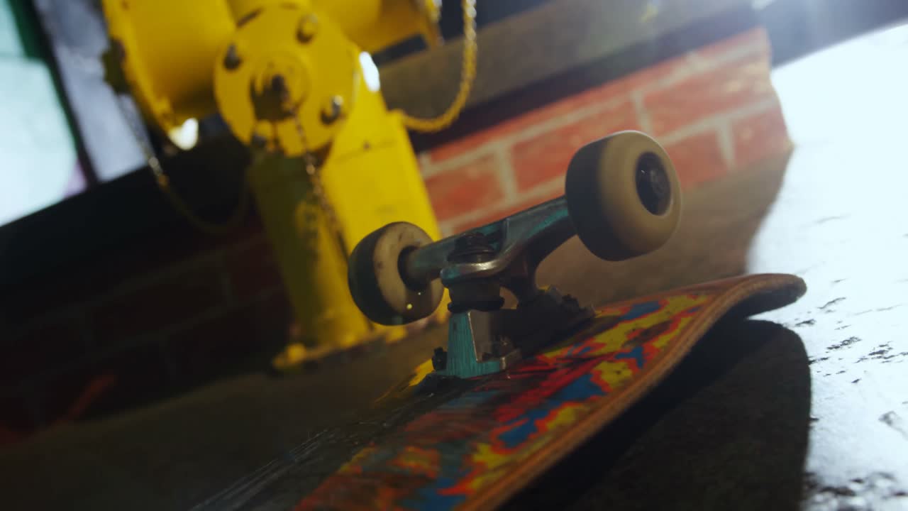 Skate em pista de skate 4k