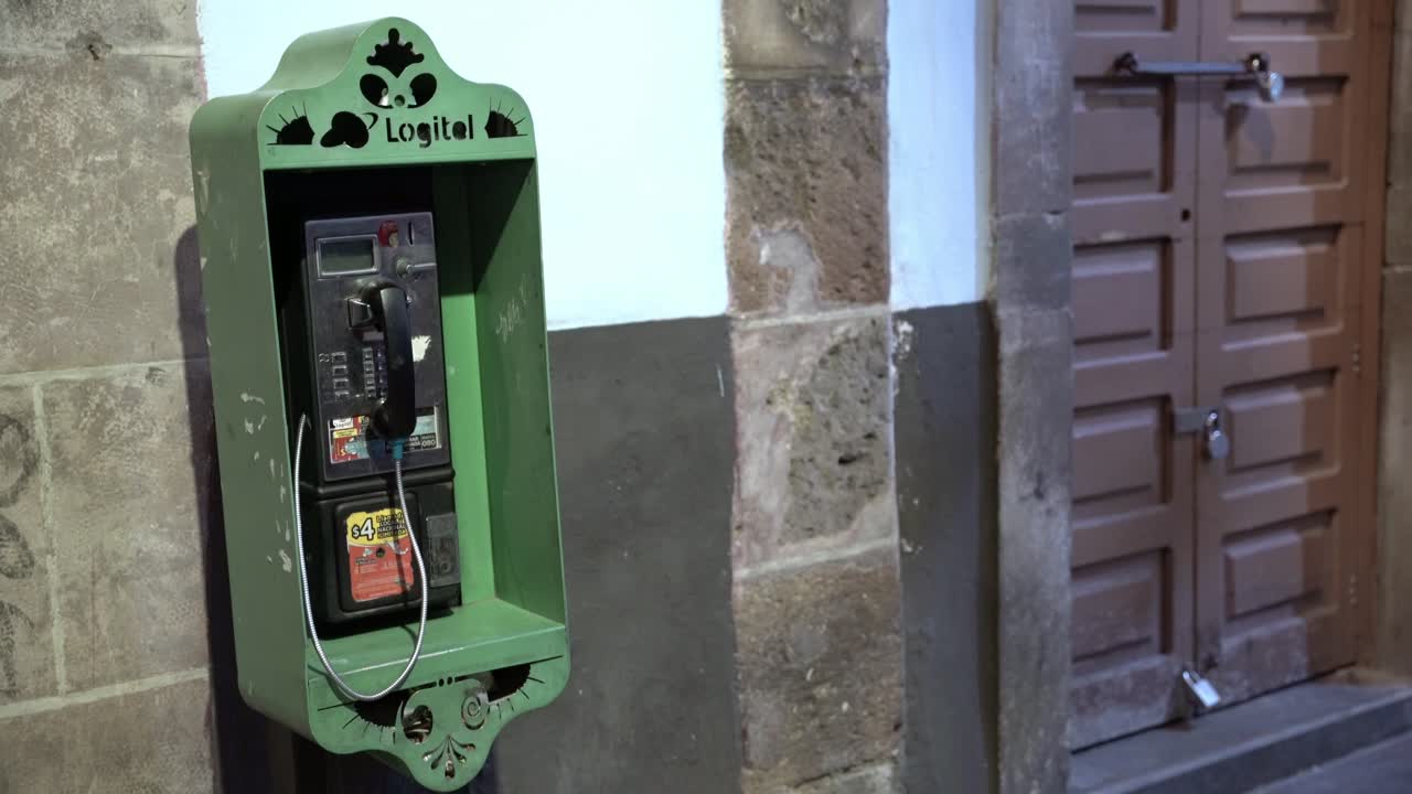 vieja cabina de teléfono verde en la ciudad