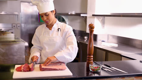 chef cortando un pedazo de carne de res