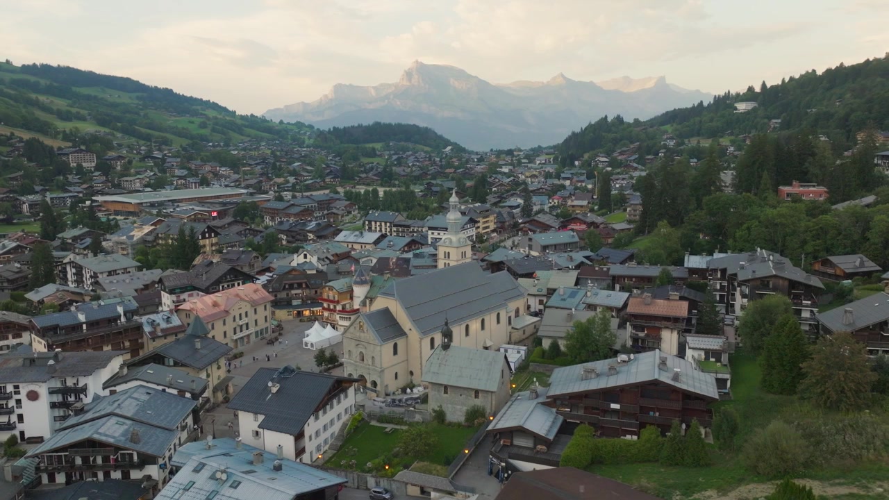 Filmische Alpenlandschaften, aufgenommen entlang der Haute Route Alpen. Dramatische Bergkulisse, kurvenreiche Straßen, zerklüftete Gipfel, wechselhaftes Wetter und die natürliche Schönheit der europäischen Alpen.