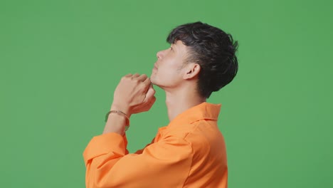 오렌지색 스웨터와 수갑을 입은 남자