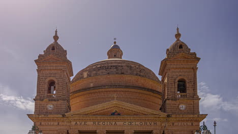 Mgarr-Egg-Church-In-Rabata,-Malta,-Zeitraffer-Des-Himmels-Und-Der-Wolken-Dahinter