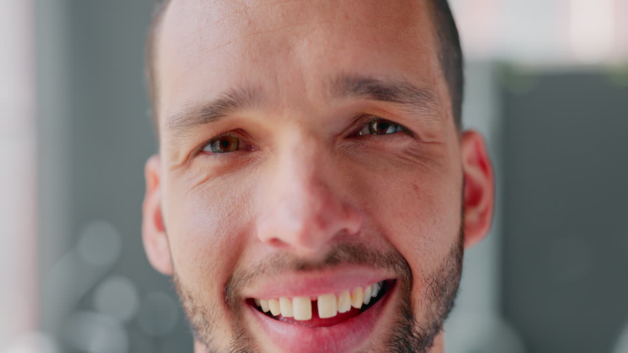 cara, feliz y esperanza con un hombre en el interior en un gris