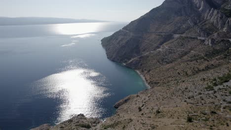 Video-Mit-Drohne-über-Dem-Vruja-Strand-An-Der-Kroatischen-Küste-In-Der-Makarska-Rivera,-Im-Hintergrund-Ist-Der-Strand-Zadvarje-Zu-Sehen