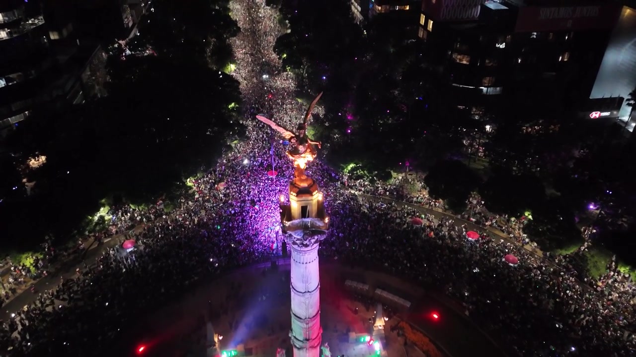 Kort video av en stor folkemengde som nyter en konsert og feirer det meksikanske fotballagets seier på Reforma-avenyen i Mexico by