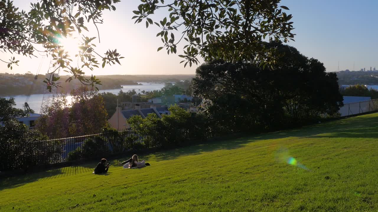 봉쇄 기간 동안 공원에서 셀카를 찍는 커플