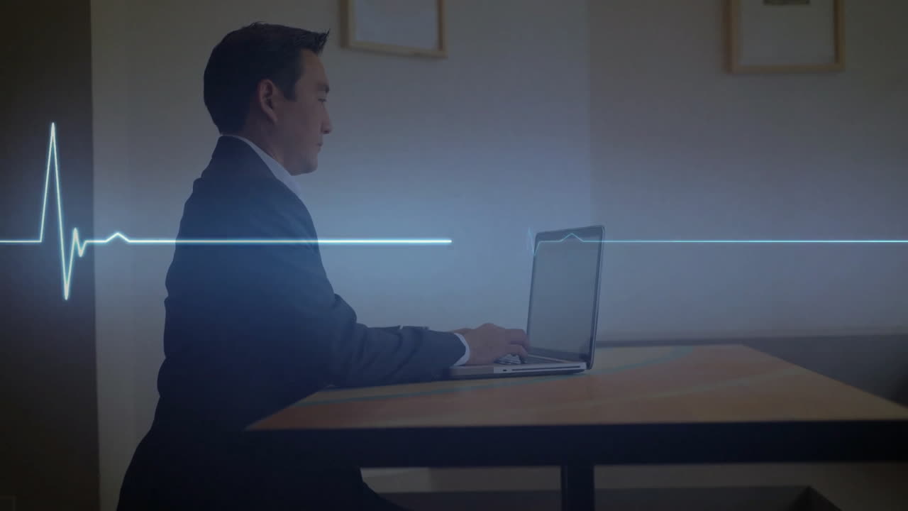 노트북을 사용하는 아시아 사업가에 대한 데이터 처리의 애니메이션