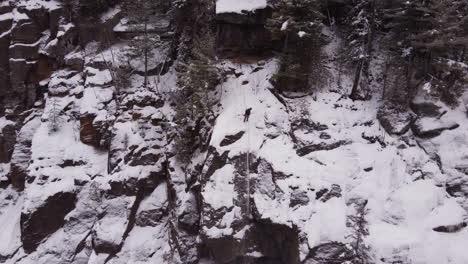 dos escaladores de hielo que escalan en canadá