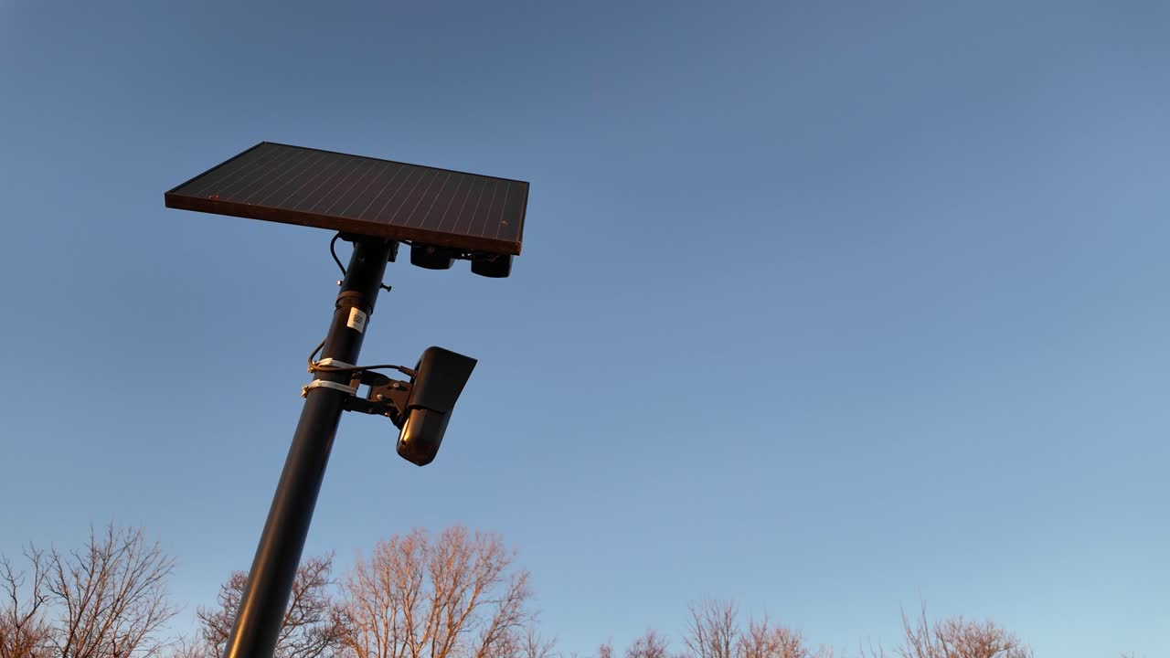 Telecamera Flock con pannello solare che fornisce sorveglianza nella Contea di Monroe, Michigan, USA