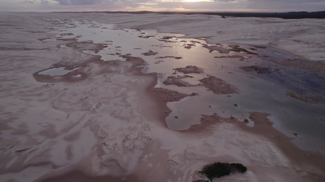 lagunas de agua dulce en las dunas de arena de stockton al amanecer en nueva gales del sur, australia