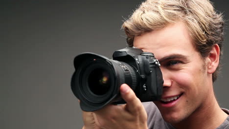 fotografo uomo che scatta fotografie fotocamera digitale