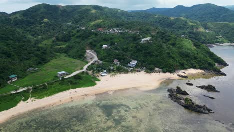 Idyllischer-Luftorbit-Eines-Farbenfrohen,-Tropischen-Strandresorts-Mit-Weißem-Sand,-üppigen-Bergen-Und-Kurvenreichen-Straßen