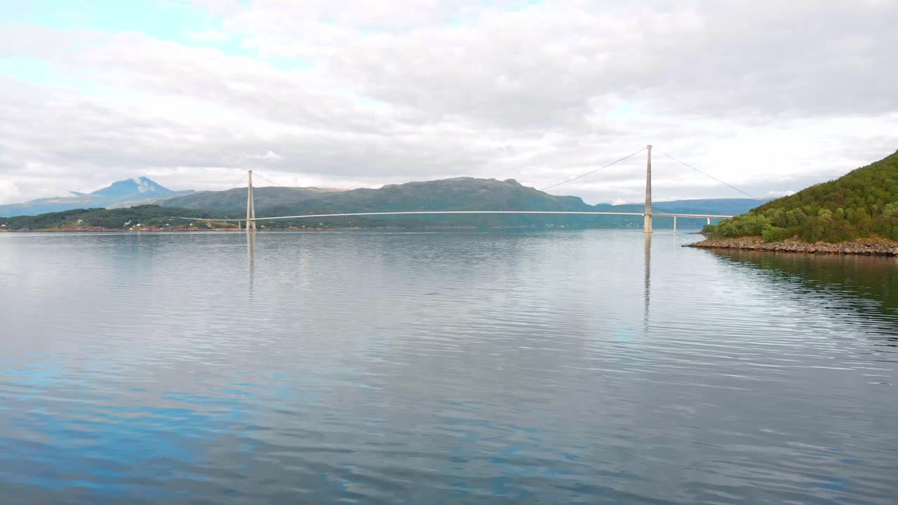 나르비크 의 오트피오르드 에서 볼 수 있는 홀로갈랜드 다리