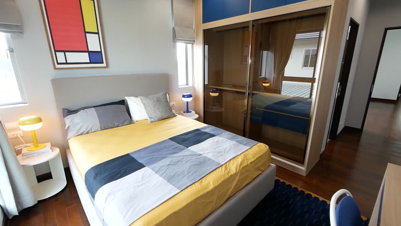 стильная спальня с голубым и желтым простыней интерьер дизайна