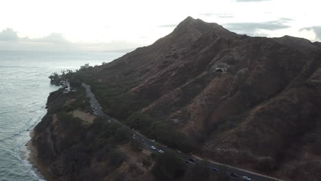 Tráfico-Al-Atardecer-En-Diamond-Head-En-Oahu,-Hawai