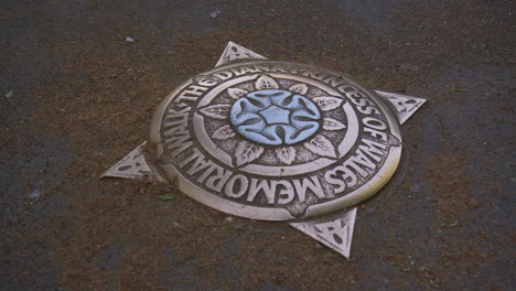 Diana,-Prinzessin-Von-Wales-Memorial-Walk-Marker-Auf-Dem-Boden-Im-St.-James&#39;s-Park-In-Westminster,-London