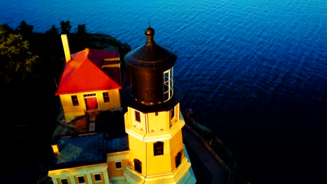 ariel vista del faro de split rock en minnesota al anochecer