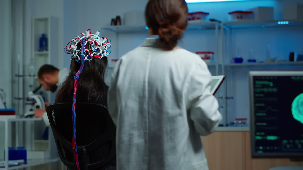 vista posterior de una mujer paciente con auriculares eeg de alto rendimiento