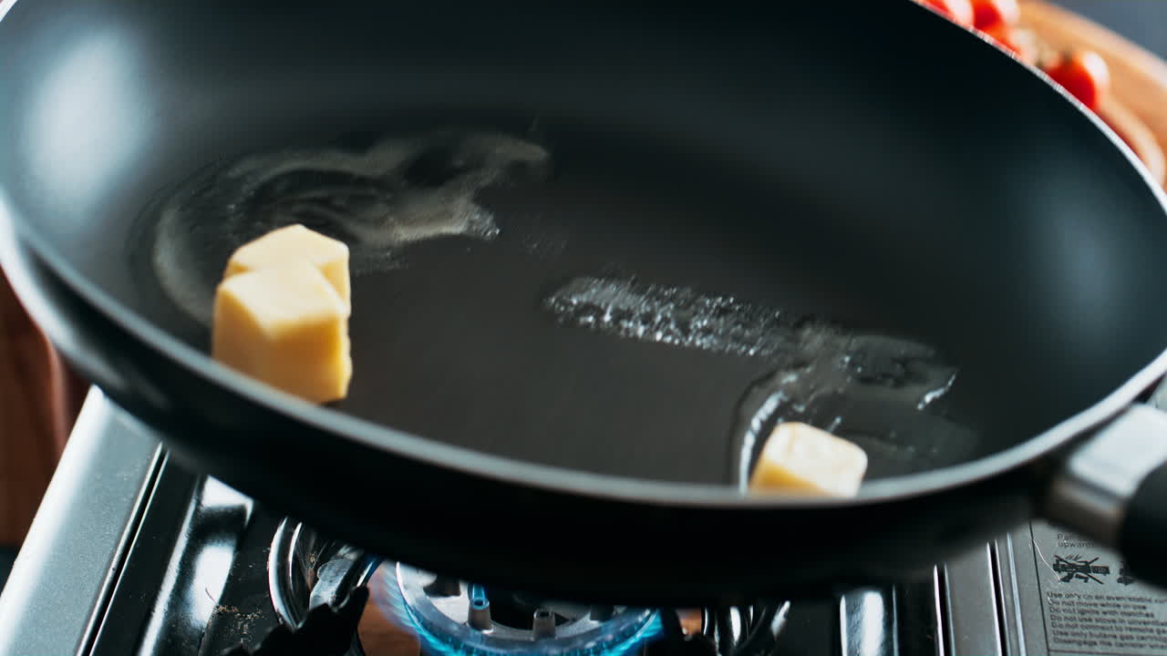 팬에서 버터가 녹는 것