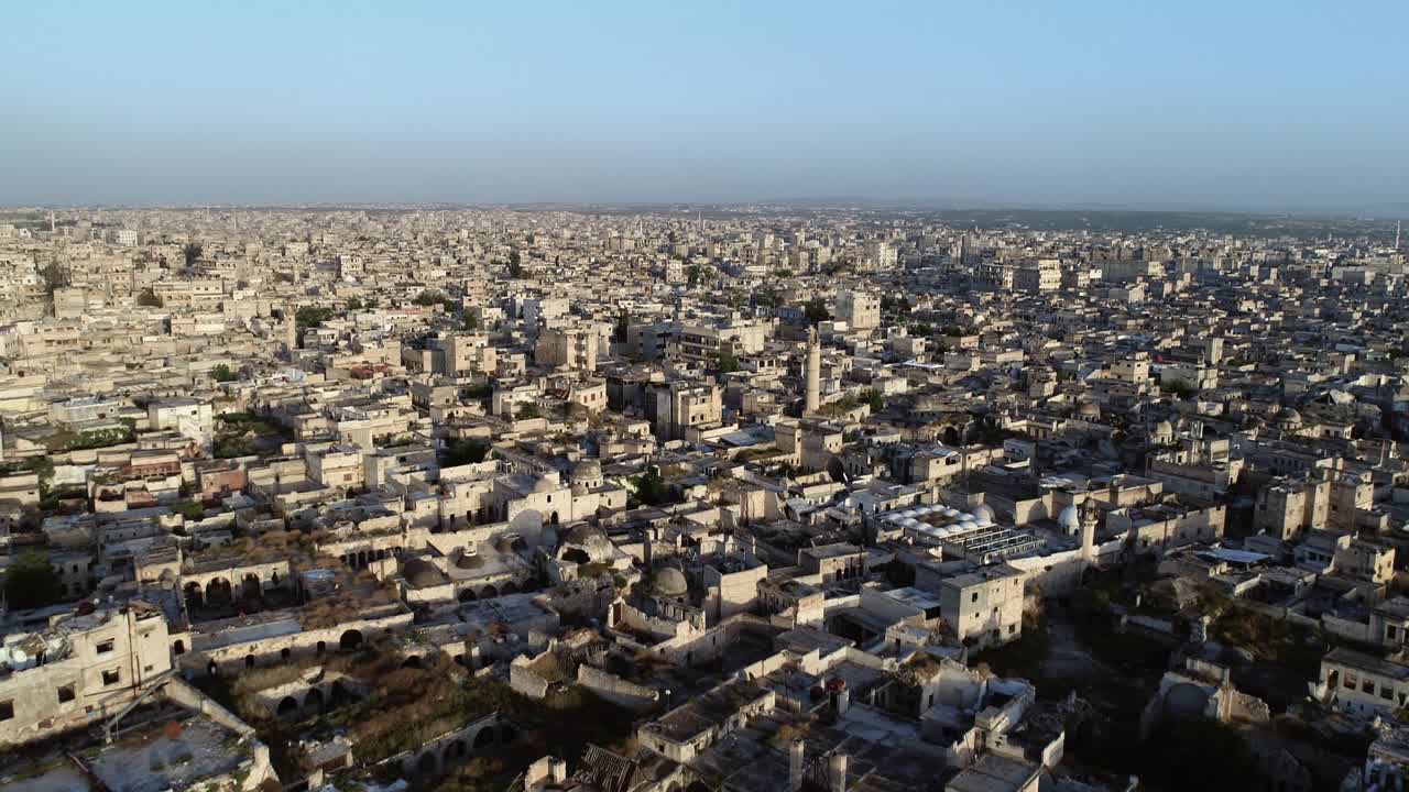 알레포의 한 구역의 지붕에서 시리아 도시 건물의 지붕을 빛 아래 볼 수 있습니다.