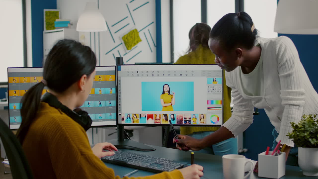 diversos editores de fotos sentados en un lugar de trabajo creativo retocando fotos