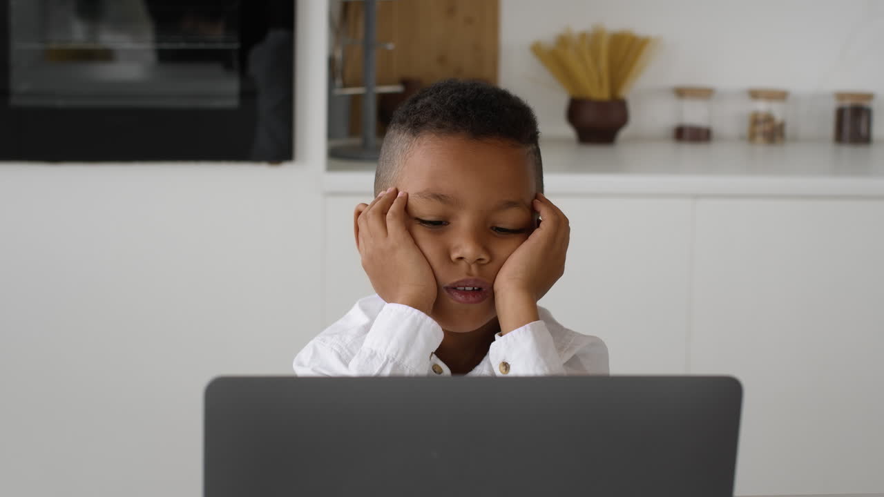 Ragazzo annoiato durante la lezione online