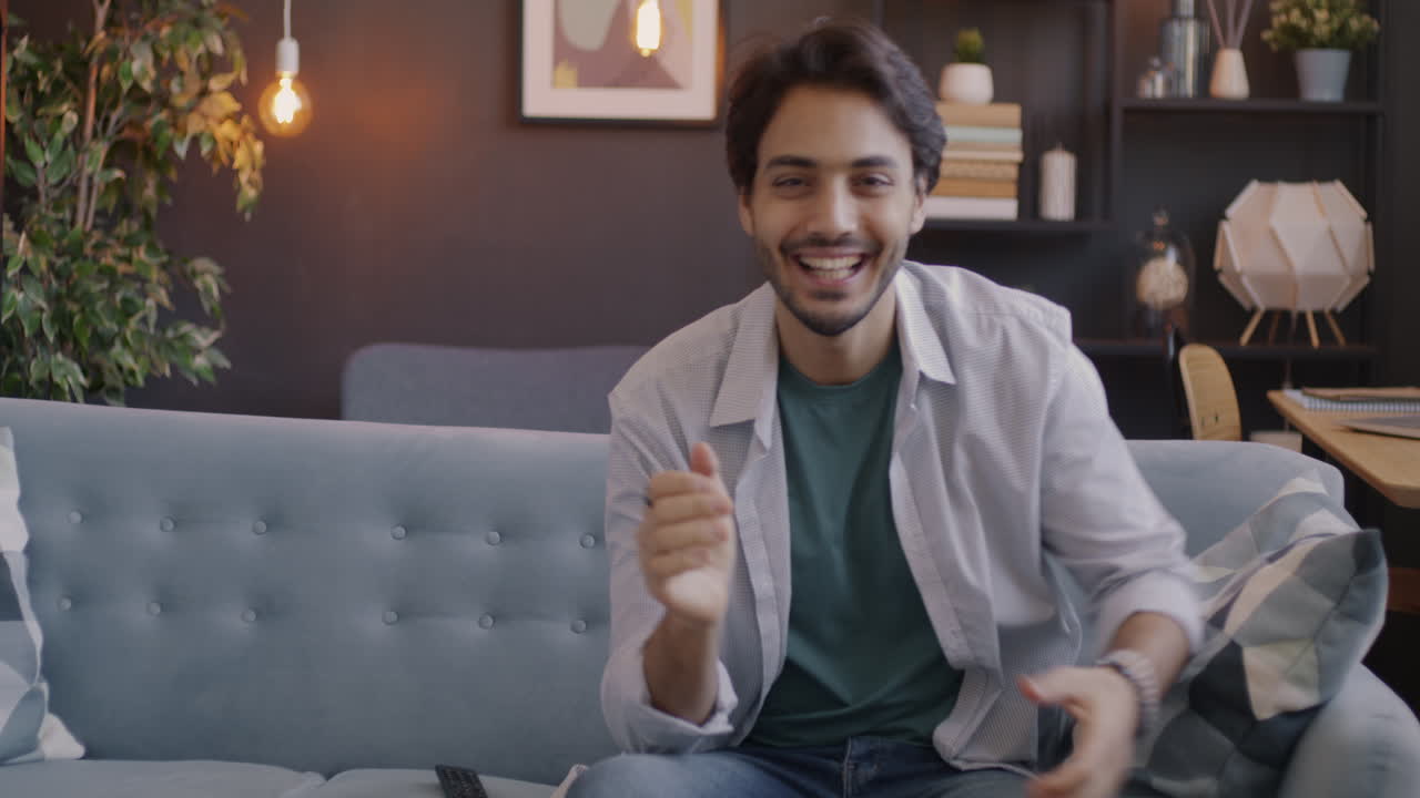 L'uomo che si rilassa sul divano