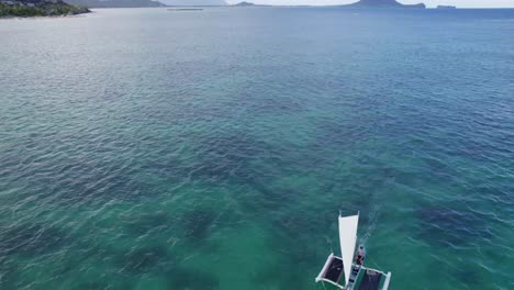 Imágenes-De-Drones-De-Una-Canoa-De-Vela-En-Las-Aguas-Cristalinas-Del-Océano