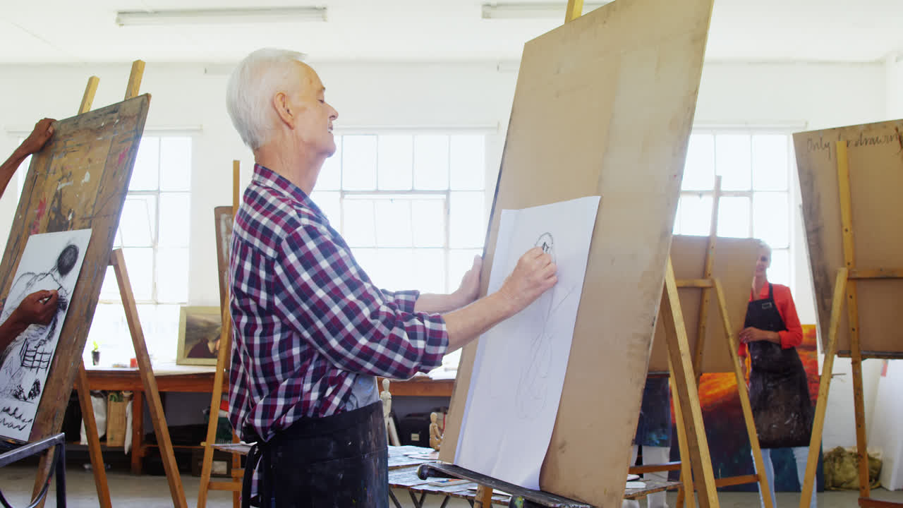artistas dibujando bocetos en lienzo 4k