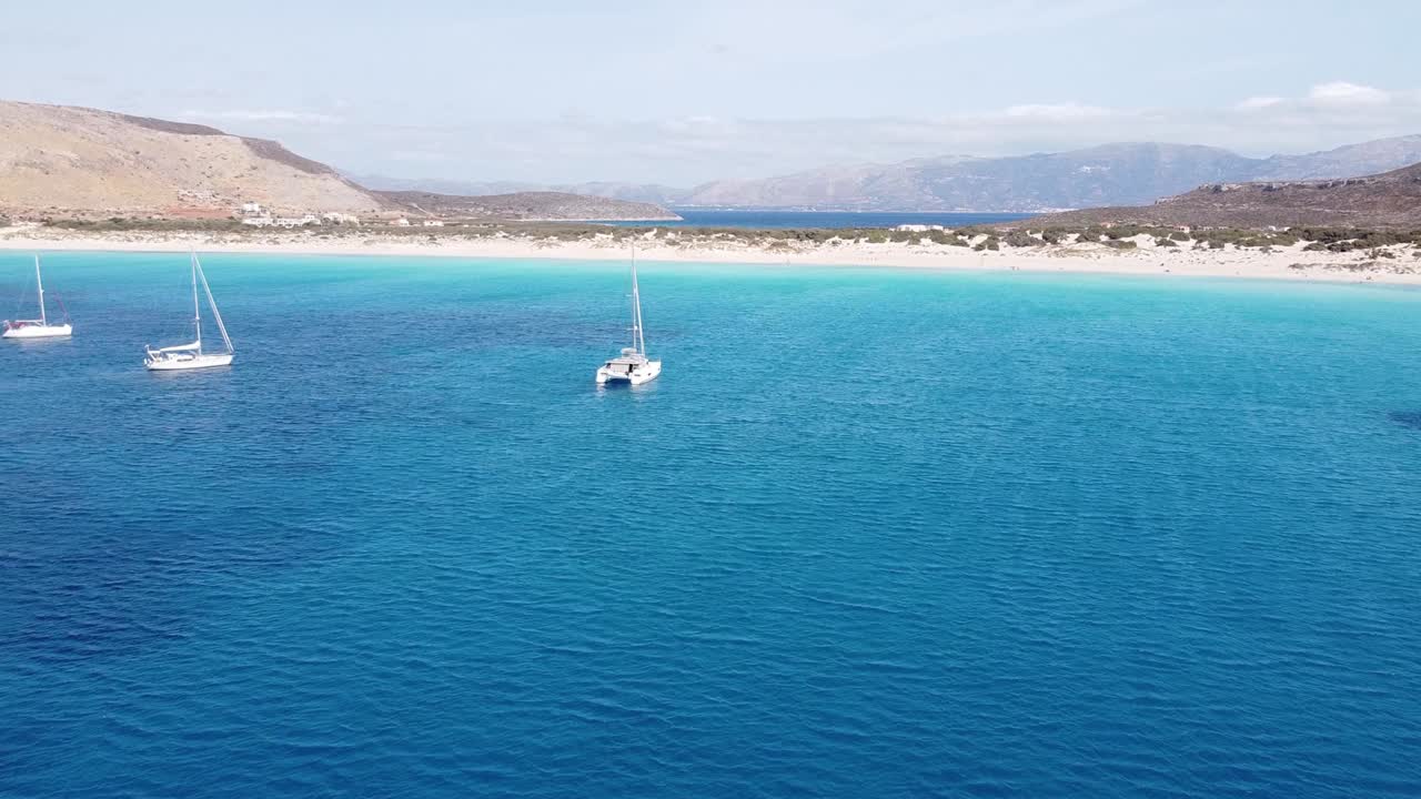 barcos de lujo en la bahía turquesa en la isla de elafonisos, peloponeso, grecia - antena