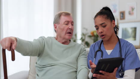 doctor, viejo o hablando de los resultados de las pruebas