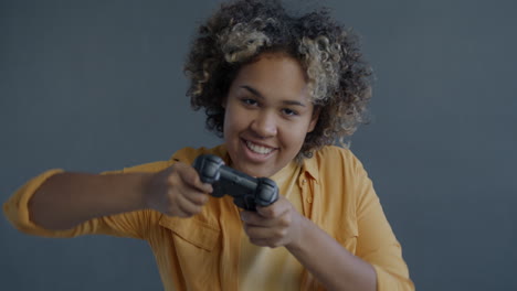 mujer jugando a videojuegos