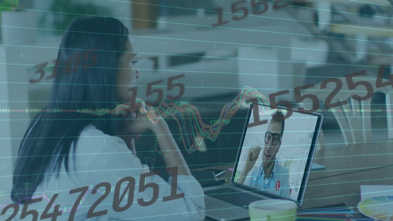 animación del procesamiento de datos sobre una mujer de negocios biracial haciendo una videollamada