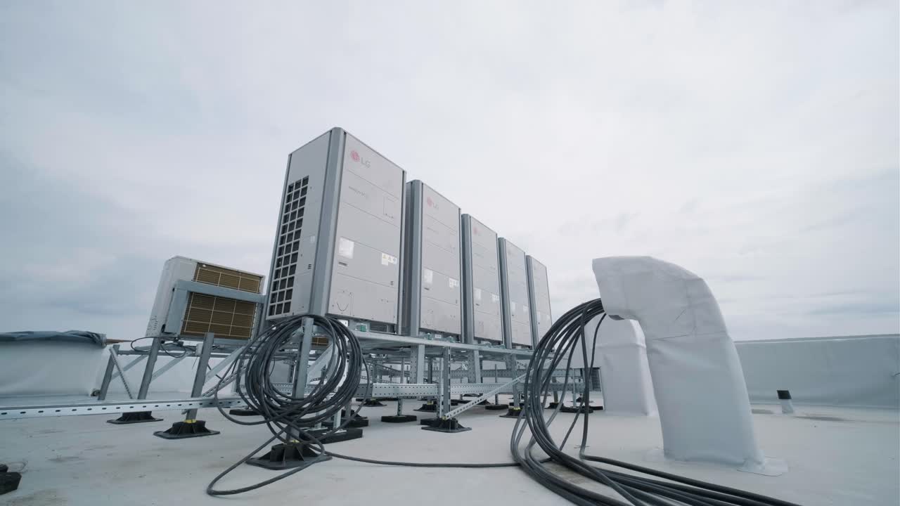 el sistema de aire acondicionado y ventilación de una gran instalación industrial se encuentra en el techo. incluye un aire acondicionado, escape de humo y ventilación.