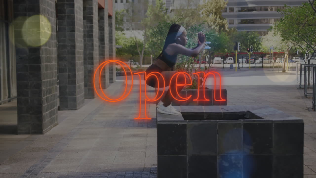 Atleta donna che esegue un box jump in una piazza urbana, usando tecnologia fitness con una sovrapposizione neon rossa "Open".