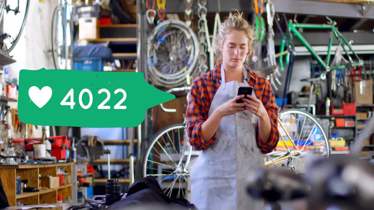 mujer en una tienda de bicicletas enviando mensajes de texto 4k