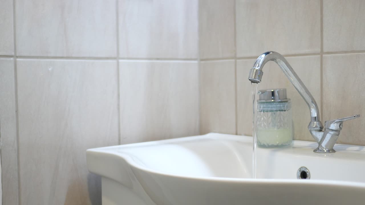 fregadero de baño con agua corriente