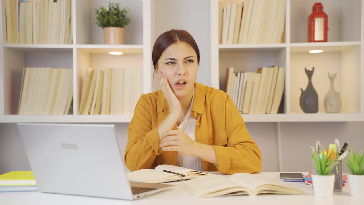 estudiante que sufre de dolor de muelas.