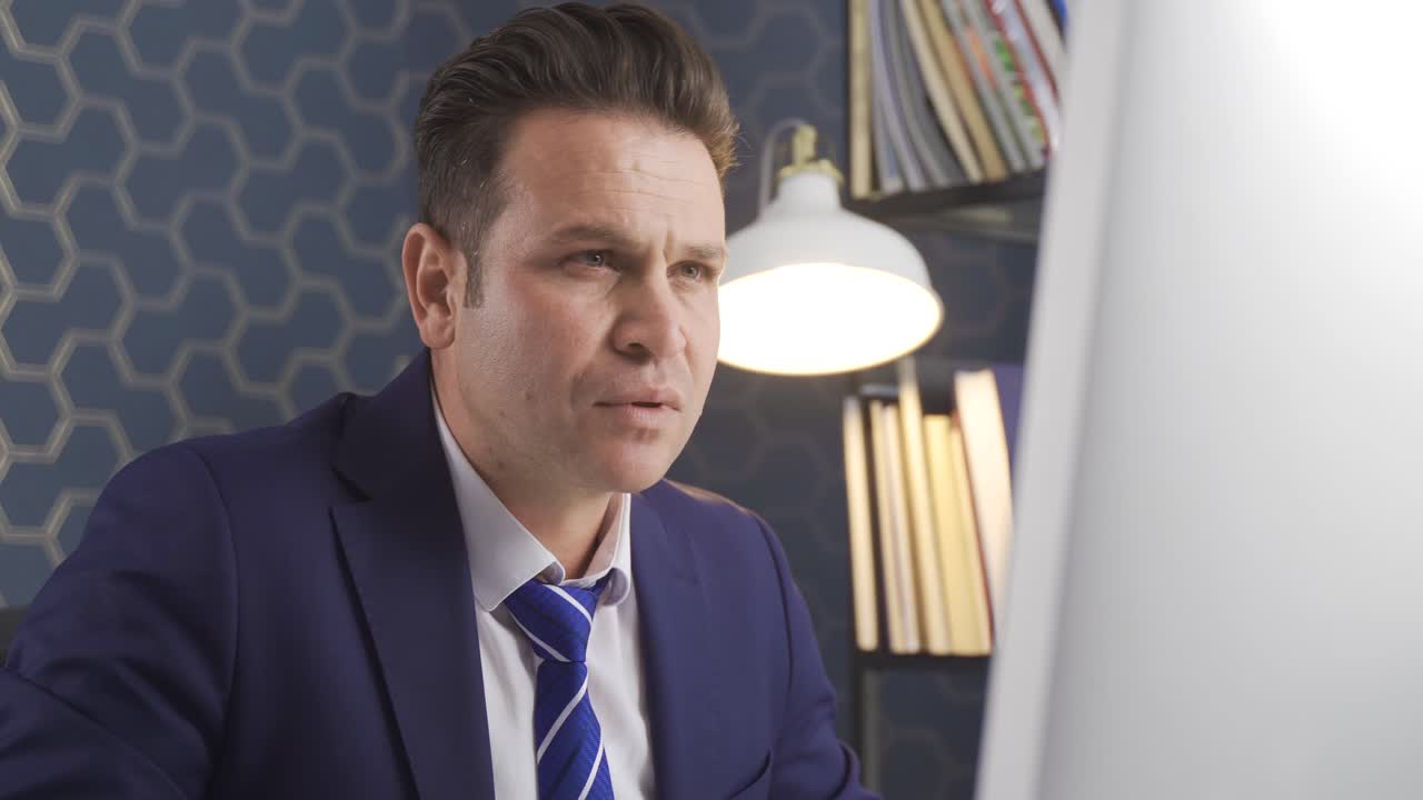 hombre de negocios trabajando en la oficina, centrado en la computadora.