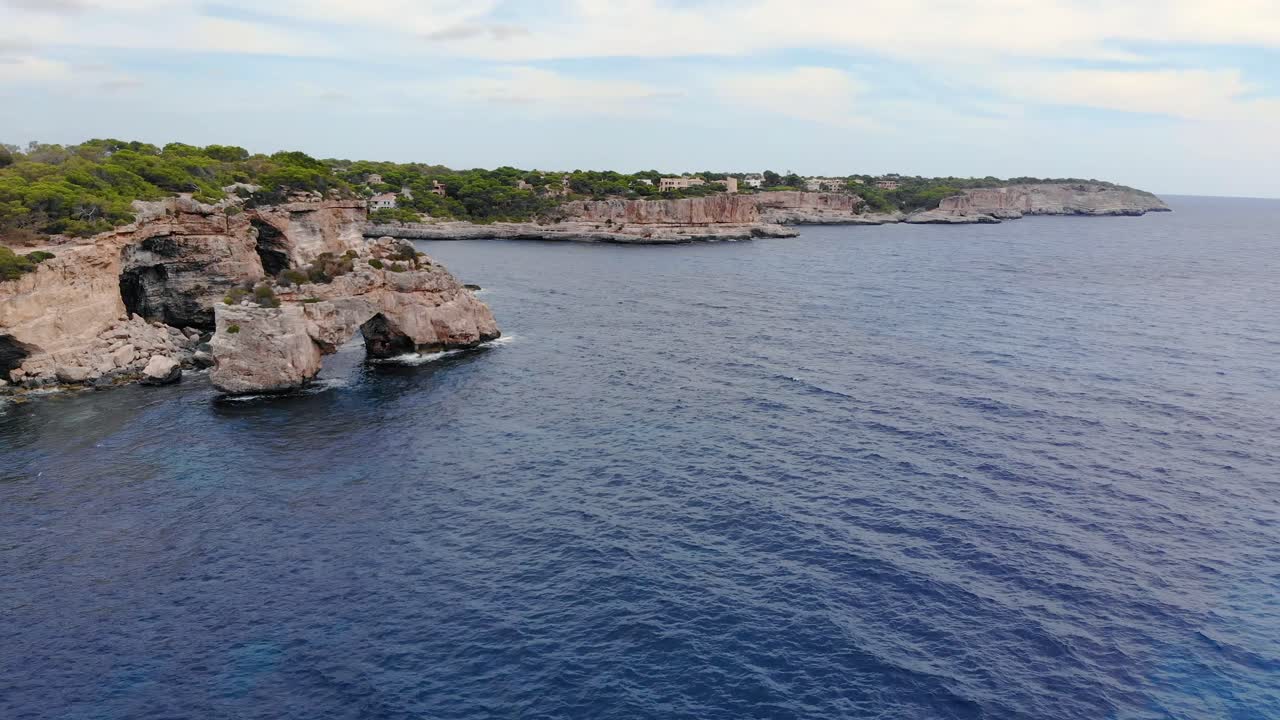 La splendida ripresa con drone della costa e del mare blu a Maiorca