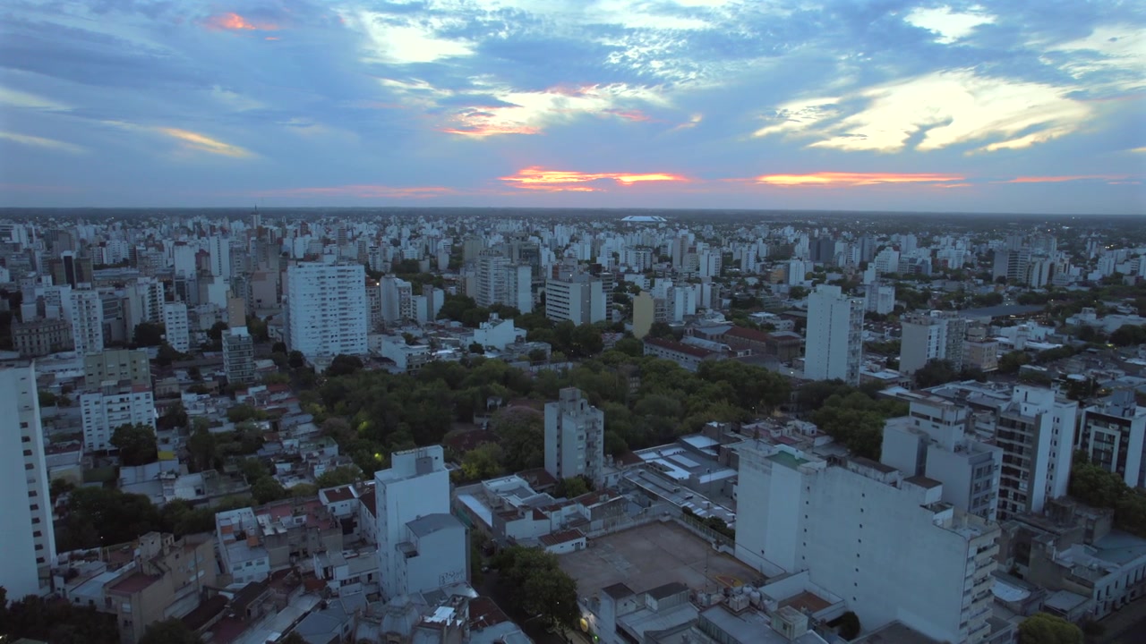 Veduta aerea 4K da drone di La Plata, Buenos Aires, Argentina al tramonto. Skyline urbano, edifici e strade illuminati dalla calda luce serale in tutta la città