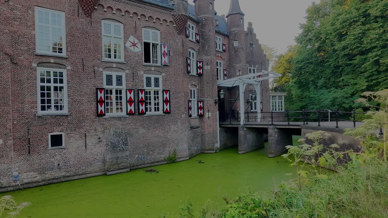 Vista aerea del castello medievale olandese Maurick a Vught. Con ponte levatoio sul canale. Movimento della camera (drone) verso il basso