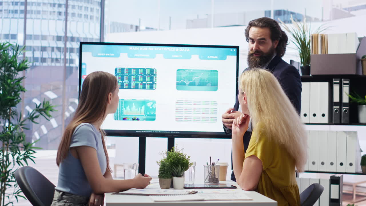 el agente de bolsa presenta análisis del mercado de valores a la madre y la hija