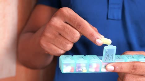 persona que usa el organizador de pastillas semanal