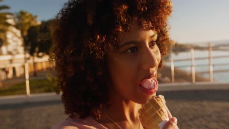 mujer comiendo helado