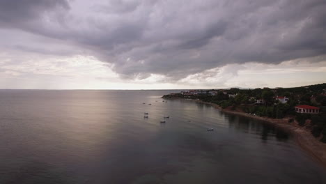 Küstenresort-Meer-Und-Graue-Wolken-Am-Himmel-Luftbild-Strand-Von-Trikorfo-Griechenland